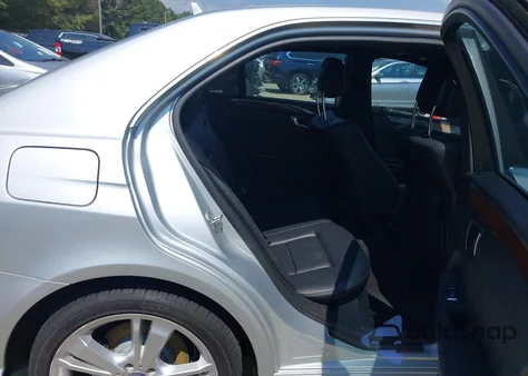 2013 Mercedes-Benz E 350 z USA, uszkodzony, nr VIN WDDHF5KB3DA767778